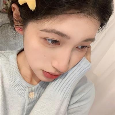睡沙发的人